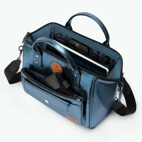 imgi_304_TDM_W24_ADV_CROSSBODY_LARISSA_3667022013882_05_bafa4ac4-8464-412c-be29-f2e99324160f